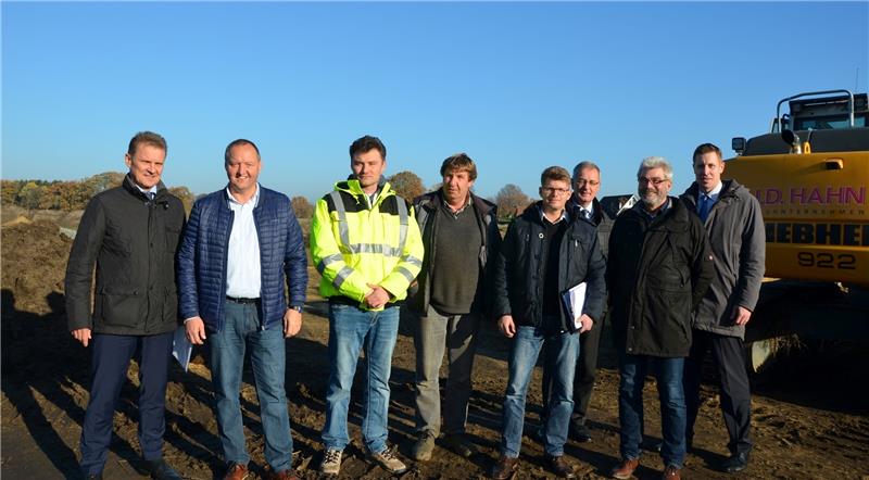 Freuen sich, dass in Schwinge die Erschließungsarbeiten starten, von links: Rainer Peters, Ralf Kraeft, Martin Krawczyk, Arnold Cordts, Sascha Ringe, Werner Schulz, Rolf Rudorffer und Martin Kück. Foto von Allwörden