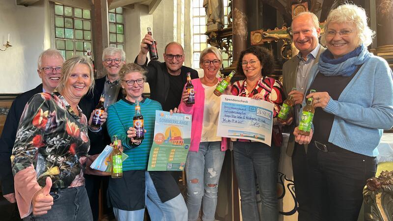 Spende für Hospiz und Kita: Borsteler Sommerklänge gehen 2026 weiter Freuen sich nach der Spendenübergabe an Hospiz und Kita über den Erfolg der Benefiz-Kulturreihe Borsteler Sommerklänge.