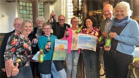 Freuen sich nach der Spendenübergabe an Hospiz und Kita über den Erfolg der Benefiz-Kulturreihe Borsteler Sommerklänge.