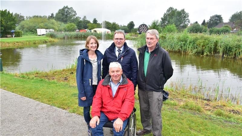 Ahlerstedter Mehrgenerationenpark wird eingeweiht Freuen sich über Ahlerstedts „Mini-Alster“: Uwe Arndt (vorne) mit Maren Klug, Lienhard Varoga und Theis Sumfleth (von links). Foto: Beneke