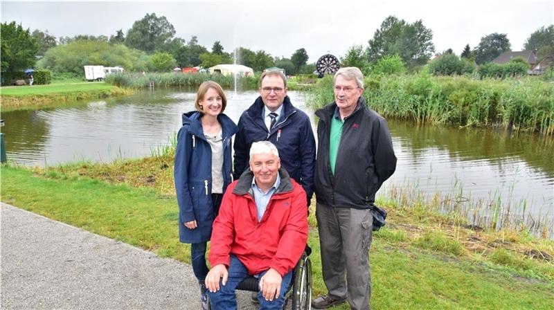 Freuen sich über Ahlerstedts „Mini-Alster“: Uwe Arndt (vorne) mit Maren Klug, Lienhard Varoga und Theis Sumfleth (von links). Foto: Beneke