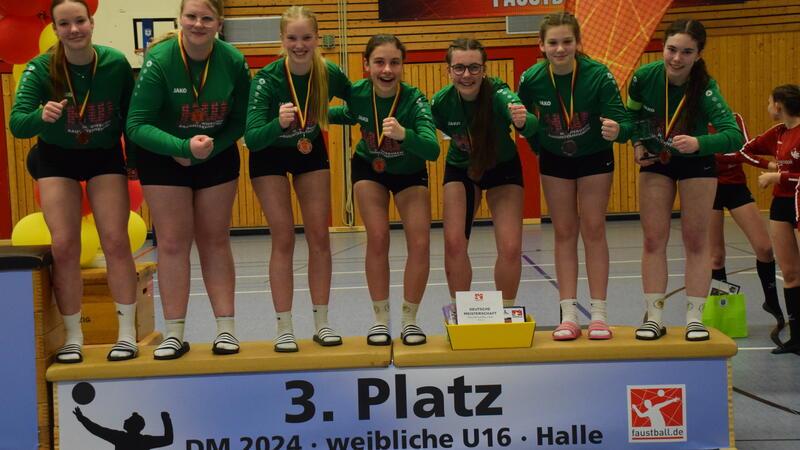 TSV Essel und MTV Wangersen liefern sich ein spannendes DM-Duell um Bronze Freuen sich über Bronze: Lucy Güldenhaupt, Sarah Bardenhagen, Lina Schomaker, Valea Meyn, Mara Bartsch, Leni Sondern und Sophie Seba (von links).