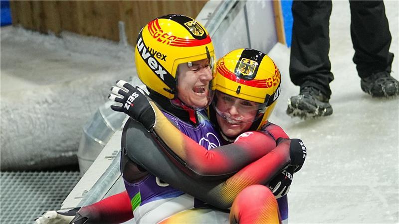 Freuen sich über Platz zwei: Dajana Eitberger und Magdalena Matschina