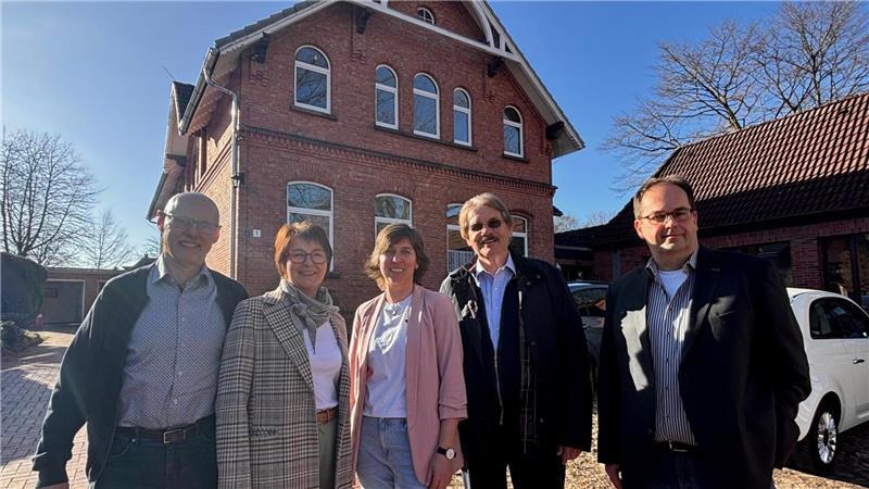 Freuen sich über das Bauprojekt (von links): Hermann Fitschen und Silke Jeske vom Kirchenvorstand, Pastorin Meriam Kalmbach, Bauunternehmer Andreas Viebrock und Pastor Jens Monsees.