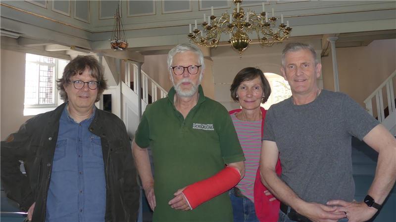 Krautsands Kirche ist zu Ostern endlich wieder schön Freuen sich über das Ende der Sanierung: Pastor Jan-Peter Schulze und Hans Müller, Meike Schröder und Thorsten Raap vom Ortskirchenvorstand. Die Furtwängler-Orgel wird Karsamstag ausgepackt und gestimmt.