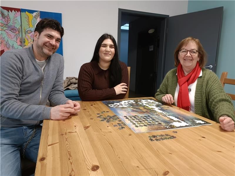 Freuen sich über das wieder geöffnete Jugendhaus (von links): Stadtjugendpfleger Marc Olszewski, Leiterin Suzan Kocaaga und Fachbereichsleiterin Birgit Pergande. Foto: Bisping