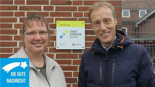 Freuen sich über den Geldregen: Dornbuschs Grundschulleiterin Birgit Swiatkowiak und Bürgermeister Mike Eckhoff.