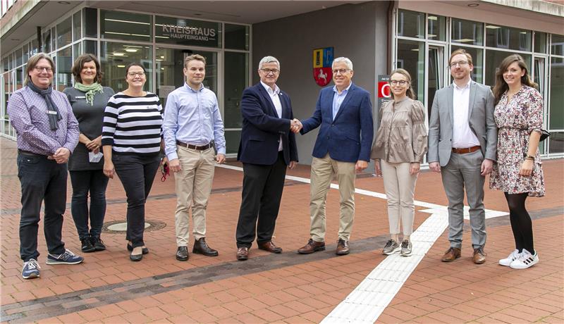 Freuen sich über den erstmals über zehn Jahre abgeschlossenen Pachtvertrag (von links): Jens Schreiber (Jugendamt), Aleksandra Pallaschke (Kreisjugendpfle), Inga Lietzmann (Koordinatorin Lille Bodskov, Team Kreisjugendpflege), Hans-Christian Lassen Junior, Landrat Michael Roesberg, Hans-Christian Lassen Senior (Eigentümer des Grundstückes), seine Ehefrau Lene Lassen. Foto Landkreis Stade/Christian Schmidt