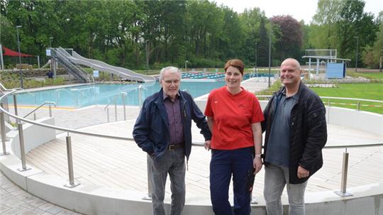 Freuen sich über die Eröffnung des Bremervörder Freibades: Uwe Matthias (Aufsichtsrat), Tanja Neumann (Badleitung) und Sascha Doege (Geschäftsleitung).