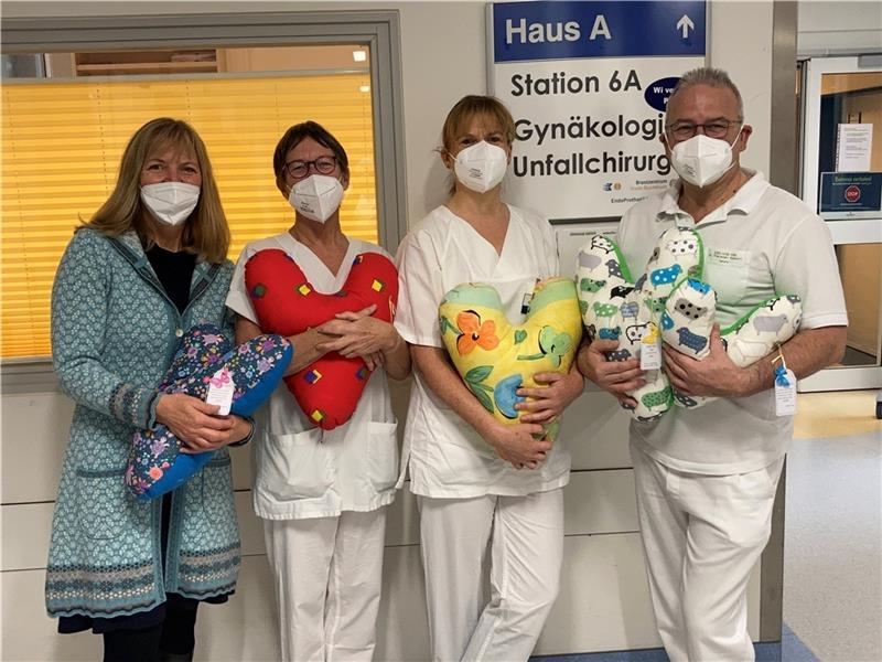 Freuen sich über die Herzkissen-Aktion : (von links) Carola Kühler, Bärbel Reitmann, Christine von Loh und Dr. Thorsten Kokott.
