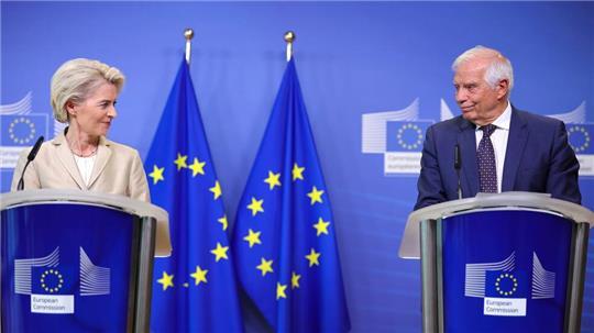 Freuen sich über die Nachrichten aus dem Nahen Osten: Ursula von der Leyen und Josep Borrell. (Archivbild)