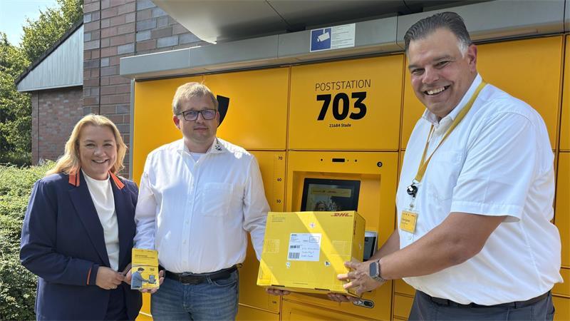 Freuen sich über die Poststation auf dem Netto-Parkplatz in Wiepenkathen: Stades stellvertretende Bürgermeisterin Melanie Reinecke (von links), Bürgermeister Hendrik Deede und Thorn Schütt (DHL).