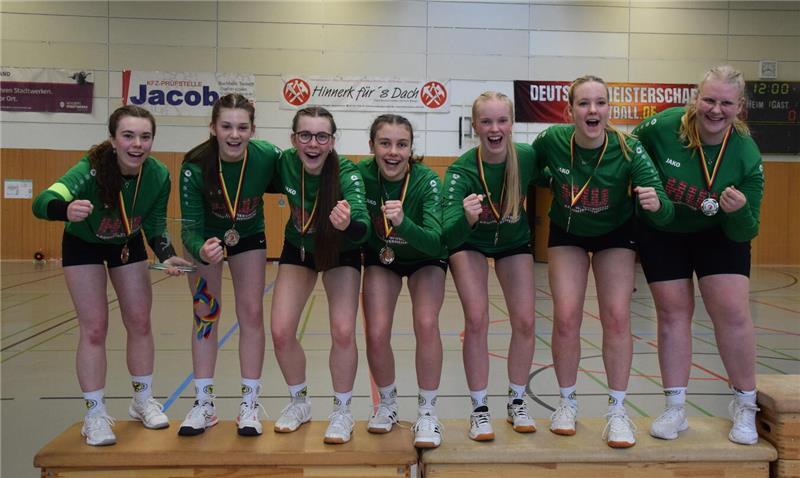 Essel U18-Mädels rauschen bei der Deutschen Meisterschaft ins Finale Freuen sich über die Vizemeisterschaft: Sophie Seba, Leni Sondern, Mara-Sophie Bartsch, Valea Meyn, Lina Schomaker, Lucy Güldenhaupt, Sarah Bardenhagen (von links).