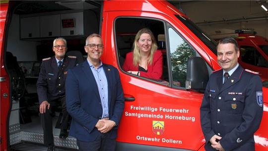 Freuen sich über die neuen Fahrzeuge: Kreisbrandmeister Peter Winter, Samtgemeindebürgermeister Knut Willenbockel, stellvertretende Landrätin Birgit Butter und Gemeindebrandmeister Torben Schulze (von links).