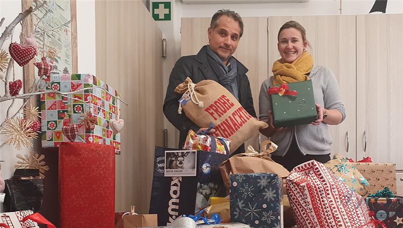 Ein Stück Weihnachten für jedes Kind in Stade Freuen sich über erfüllte Wünsche: Gastronom Amir Afschartabbar und Stefanie Scholl von der Stade Marketing und Tourismus GmbH.