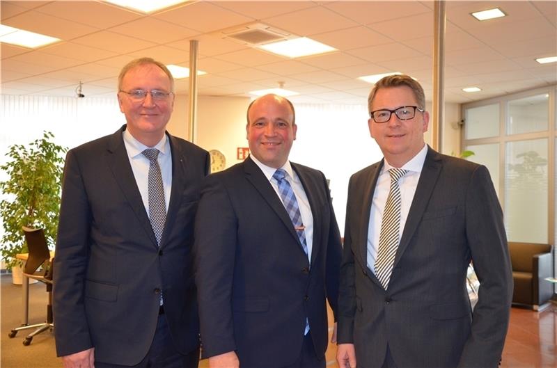 Freuen sich über gute Geschäfte: Die Kehdinger Bereichsleiter der Ostfriesischen Volksbank, Dietmar Bruß und Björn Großmann, sowie Joachim Fecht vom Vorstand in Leer (von links).