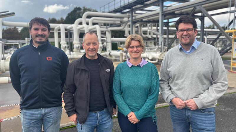 Premiere in Deutschland: Dow verschließt Salzkaverne mit neuer Methode Freuen sich über gute Zusammenarbeit (von links): Maarten Bekker von HydraWell und Bas Kaldenbach von Well Engineering Partners sowie Dow-Projektmanagerin Silke van Lier und Betriebsleiter Henrik Harz.