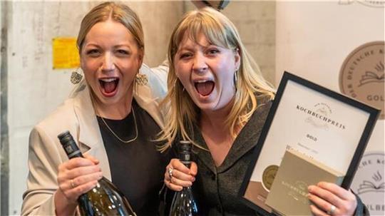 Freuen sich über ihre Auszeichnungen: Zora Klipp und Hanna Reder.