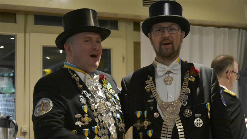 Buxtehuder Gilde: Das Schwarze Rott stellt Vogelkönig und Papageienkönig Freuen sich über ihre Würden: Papageienkönig Sascha Tiedemann und Vogelkönig Nils Hansmann.