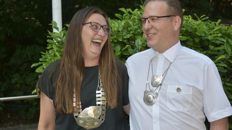 Freuen sich über ihre Würden: Stefanie Janowski und Peter Kohlhof.
