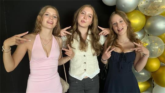 Freuen sich über ihren Abschluss (von links): Hannah Davids, Ellen Schröder und Anna-Lena Rosebrock.