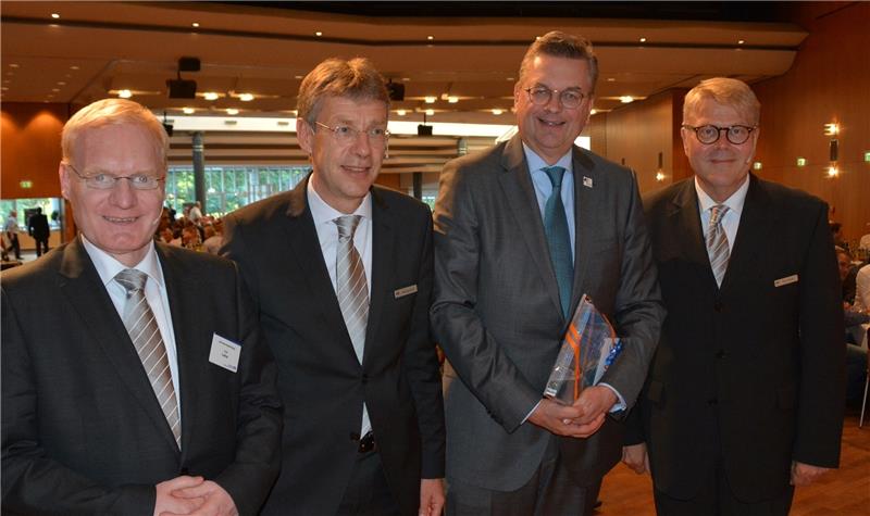 Freunde bei der Volksbank (von links): Aufsichtsratschef Axel Lohse, Vorstandschef Henning Porth, DFB-Präsident Reinhard Grindel und Volksbank-Vize Ulrich Sievert. Foto Stephan