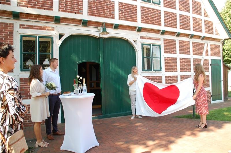 Freunde empfangen das frisch getraute Ehepaar Jana und Fabian Hungerbühler vor dem Rathaus Junkernhof mit einem Herzchen. Fotos: Laudien