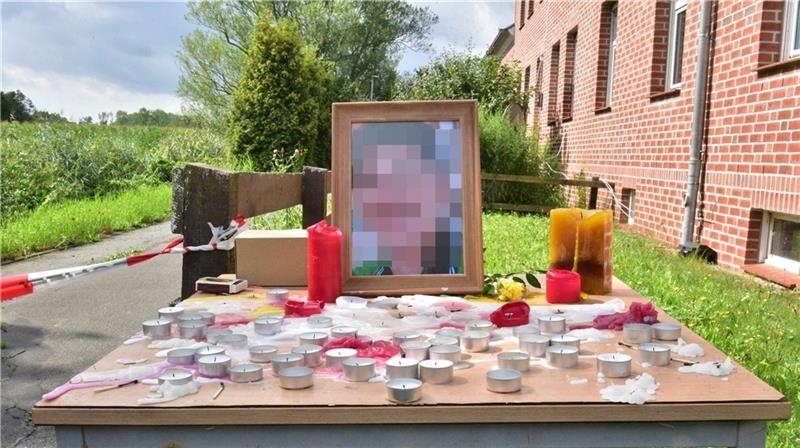 Freunde trauern um den Verstorbenen, sie haben Kerzen und Fotos aufgestellt. Foto: Beneke