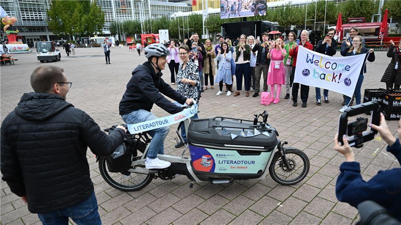 Freunde und Familie erwarteten Lennart Schaefer am Ziel. 