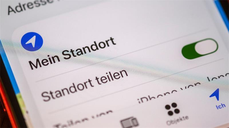 Alle Freunde wissen, wo ich bin - immer eine gute Idee? Freunde und Familie können den Live-Standort verfolgen und wissen, dass man gut angekommen ist. (Symbolbild)