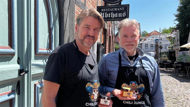 Neustart im Abthaus in Buxtehude nach dem Tod des Wirts Kutz-Kromnow Freunde und Koch-Influcener: Christian Kutz-Kromnow und André Grote (rechts).