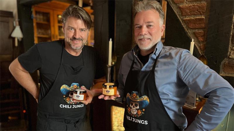 Erfolgsgeschichte aus Buxtehude: Chili Jungs erobern die Supermärkte Freunde und Koch-Influencer: Christian Kutz-Kromnow und André Grote (rechts).
