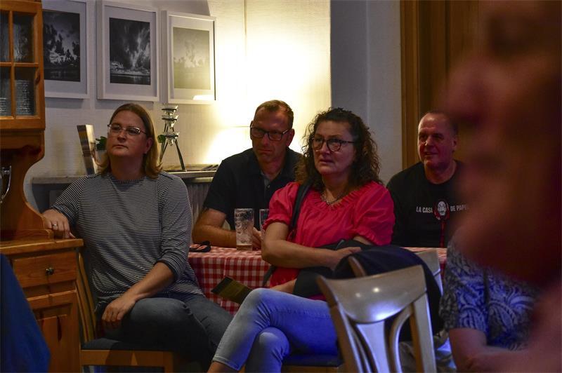 „Karren aus dem Dreck ziehen“: Wie Tanja von der Bey Apensens Krise meistern will Freunde von Tanja von der Bey unterstützten die Samtgemeindebürgermeisterkandidatin für Apensen am Freitagabend in Sauensiek. Wie auch beim Kneipengespräch in Horneburg wurde deutlich: Einige Menschen im Publikum wollen ins Rathaus ohne Terminbuchungen kommen. Von der Bey wünscht sich das auch zurück, sie befürworte mehr Spontaneität.