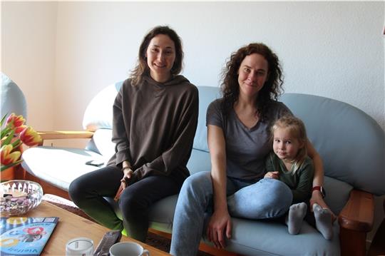 Freundinnen und duch den Krieg auch Schicksalsgenossinnen: Kristina Muchnic und Tetyana Bevzyuk mit Tochter Mascha. Foto: Richter