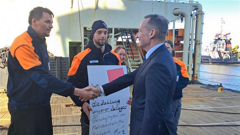 Freundliche Erinnerung an die Auszahlung der Zuschläge: Bundesverkehrsminister Volker Wissing bekommt von der Besatzung der „Neuwerk“ einen Osterhasen geschenkt. 