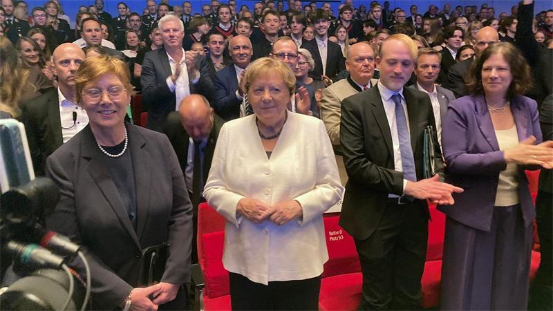 Freundlicher Empfang für Altbundeskanzlerin Merkel in Kiel.