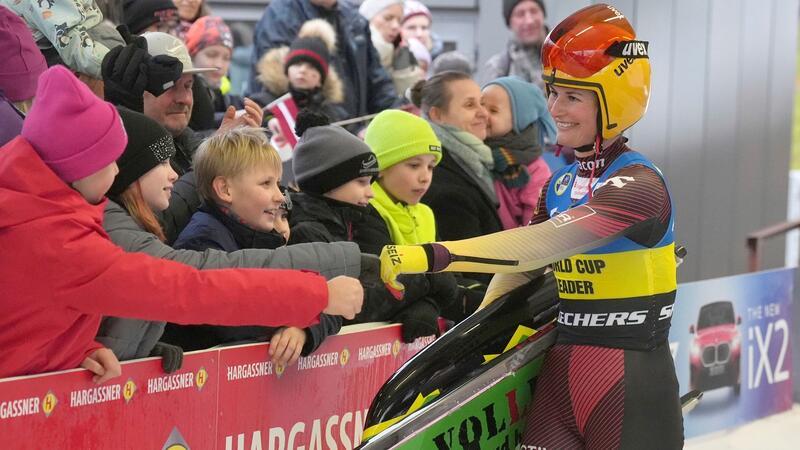 Freut sich im Ziel: Gesamtweltcupsiegerin Julia Taubitz.