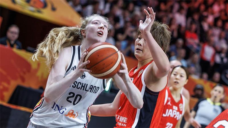 „Durch den Monsun“: Basketballerinnen trotzen Widerständen Frieda Bühner war gegen Japan beste deutsche Werferin.