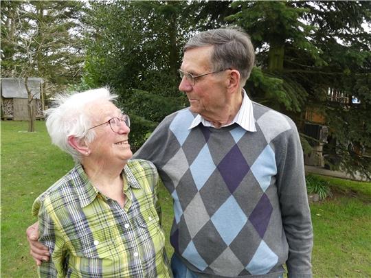 Frieda und Ewald Osterndorf sind noch rüstig und feiern ihre Eiserne Hochzeit im Familienkreis. Foto: Knappe