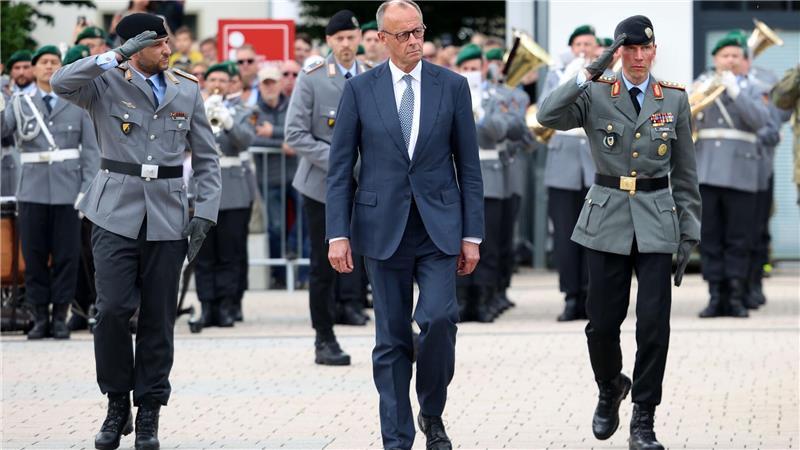 Merz warnt vor konkreten Gefahren: unsichere Welt „Frieden und Freiheit gibt es eben nicht kostenlos“, gibt Bundeskanzler Friedrich Merz jungen Rekrutinnen und Rekruten mit auf den Weg.