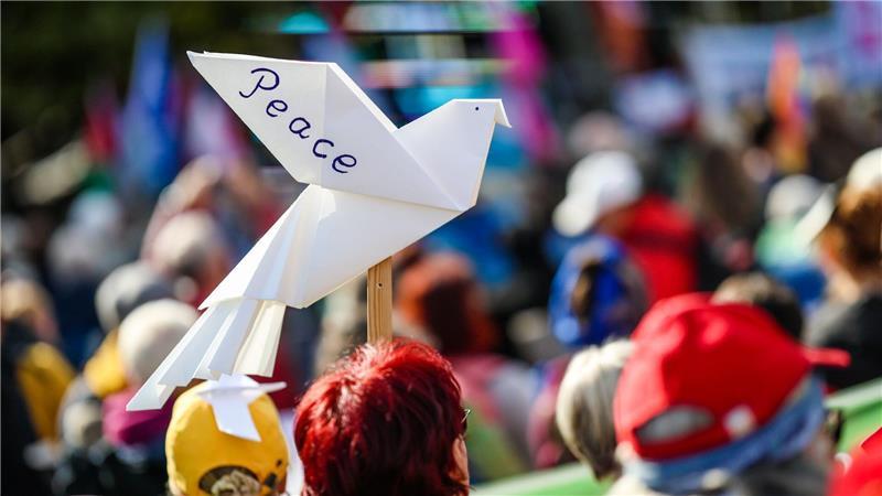 Bilder des Tages Friedensdemo in Stuttgart: Zeichen für Peace auf dem Schlossplatz