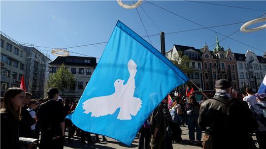 Friedensfahne bei 1.-Mai-Demo in Rostock