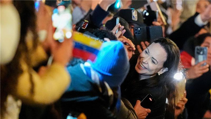 Friedensnobelpreisträgerin Maria Corina Machado mit der vor dem Grand Hotel in Oslo versammelten Menge.