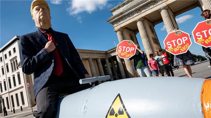 Friedensorganisationen demonstrieren im April in Berlin für eine Welt ohne Atomwaffen - und gegen ein Wettrüsten zwischen den USA und Russland. (Archivbild)