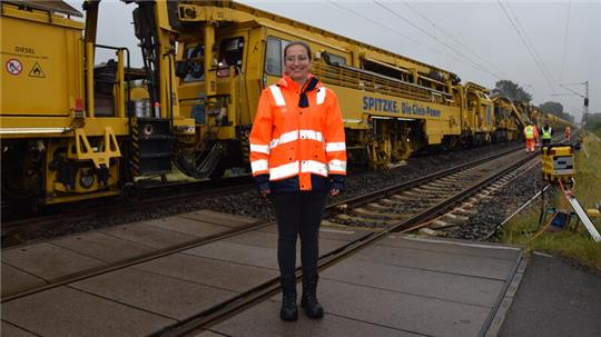 Friederike Schrödter (27) von der DB InfraGO ist die leitendende Bauüberwacherin bei den Gleisarbeiten zwischen Buxtehude und Neugraben. Die Hamburgerin hat Bauingenieurwesen studiert.