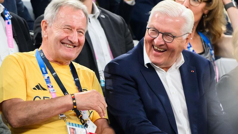 Friedhelm Julius Beucher (l), Präsident Deutscher Behindertensportverband DBS, und Bundespräsident Frank-Walter Steinmeier sahen sich die Auftakt-Niederlage der deutschen Rollstuhlbasketballer an.
