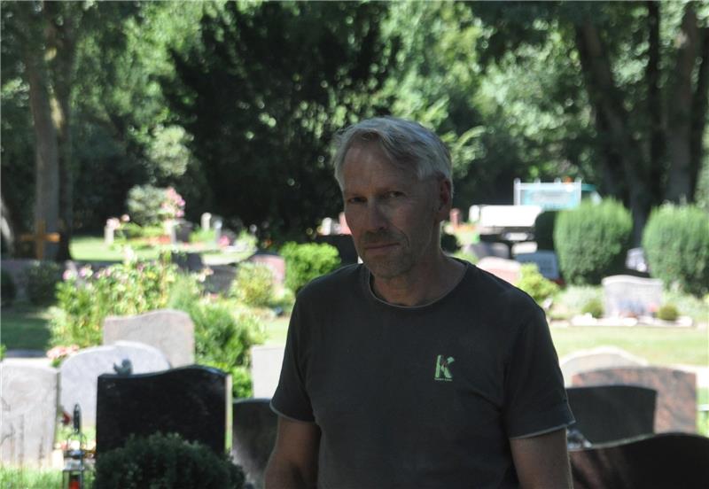 Friedhofsgärtner Michael Kaiser ärgert sich über den Auswuchs an Bürokratie. Die Gärtner dürfen nur noch zu den behördlichen Dienstzeiten von 7 bis 15 Uhr mit ihren Gießwagen auf die weitläufige Anlage. Das tut den Pflanzen nicht gut. Foto 
