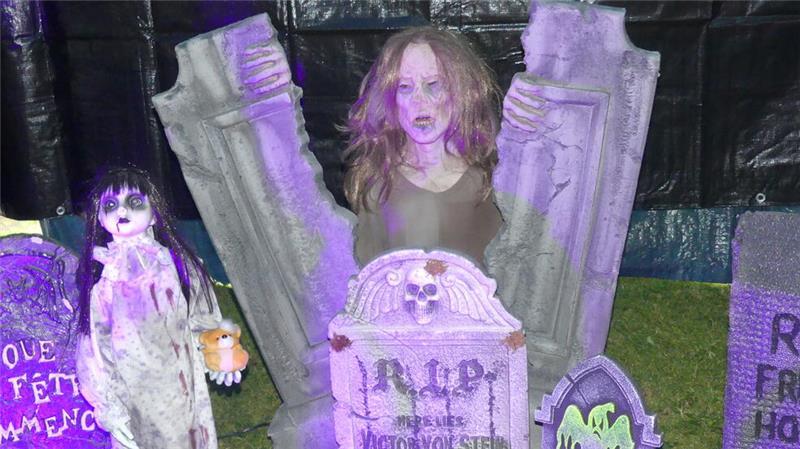 Friedhofsszenerien gehören in einen ordentlichen Halloween-Horrorgarten.