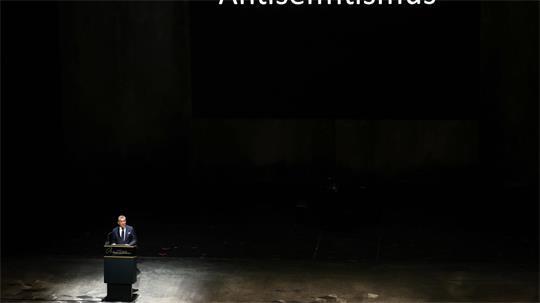Friedman bei seiner Rede im Festspielhaus.