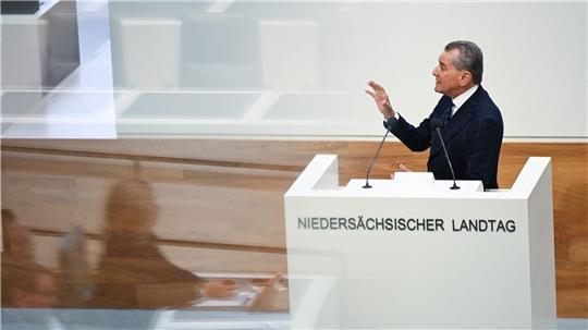 Friedman spricht die Abgeordneten der AfD direkt an und wirft der Partei vor, eine Politik der Ausgrenzung zu betreiben.